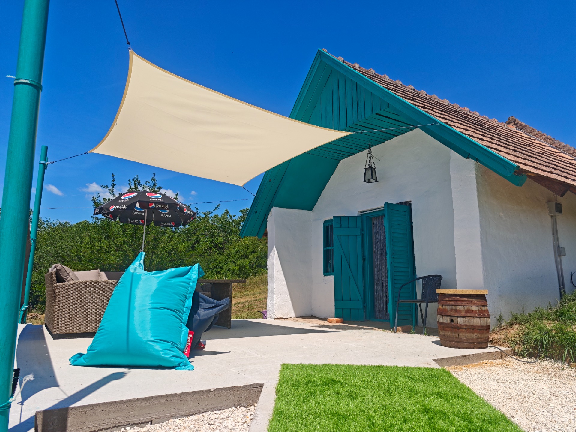 Eleged van a parti tömegből és a megszokott strandbüfékből? Lépj szintet Siófok-Törekiben!
Fogtuk a klasszikus borospince hangulatot, és átgyúrtuk egy hamisítatlan, modern borozó-kocsmává, ahol a jéghideg fröccs és a jókedv a ház specialitása. Nálunk te döntöd el, milyen élményre vágysz:
Bújj el a nyári hőség elől a hűvös, fényfüzéres pincénk mélyén, ahol a legjobb helyi borok és a laza kocsmahangulat vár.
Vagy fussa át a tekinteted a Balatonon a tetőteraszunkról, amit egy szomszédos pince tetejére álmodtunk meg – a naplemente innen egyszerűen verhetetlen!
Ugorj be hozzánk bringával, autóval, vagy a strand után a barátokkal. Jó borok, hideg fröccsök, elképesztő panoráma és semmi feszengés.
📍 Találkozzunk Törekiben, a domboldalon!